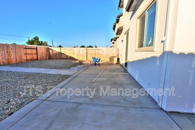 Building Photo - 5 Oak Manor Way