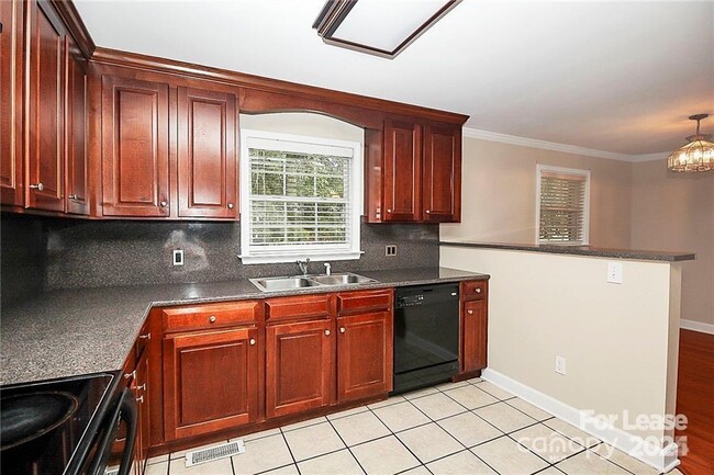 Building Photo - 1005 Rainbow Dr