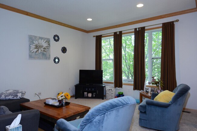 Building Photo - Spacious 4-Bed 3.5-Bath in Blaine - Available 6/10!