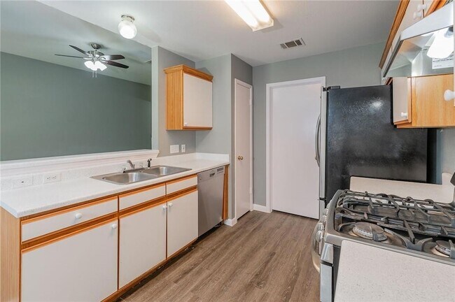 Building Photo - 1000 Honeysuckle Dr