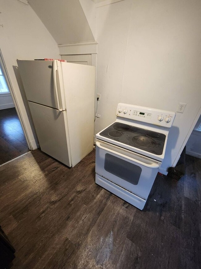 Building Photo - Charming 3-Bedroom Property in Prime Location