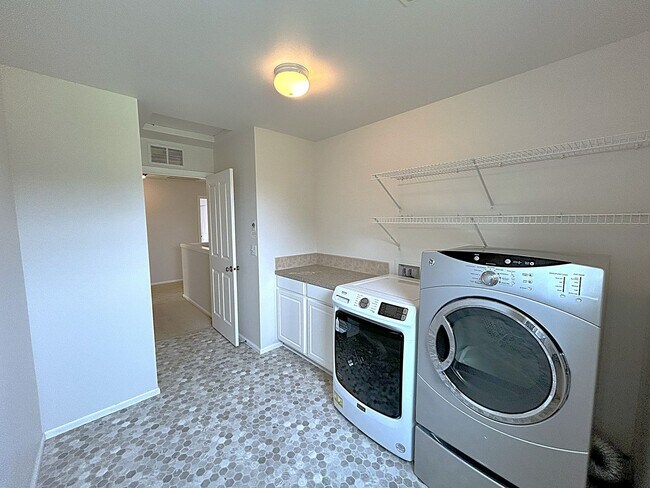 Building Photo - Beautifully appointed 4-Bedroom 2-bathroom...