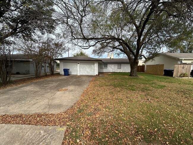 Building Photo - 1115 Westmoreland Dr