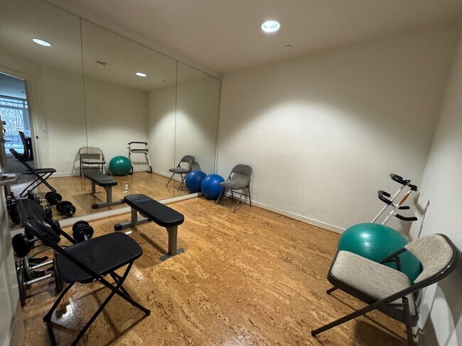 Building Photo - Spacious 2 bed 2 bath, 1000+ sq ft. condo on Market St in Ballard