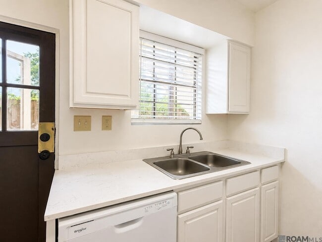 Building Photo - 2961 Greenwood Dr