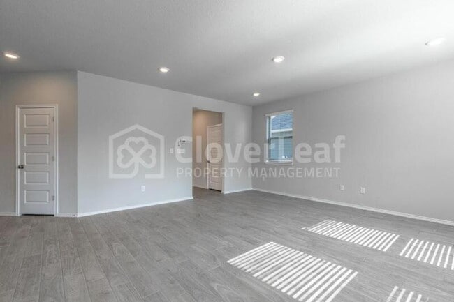 Building Photo - 2433 Ayers Dr