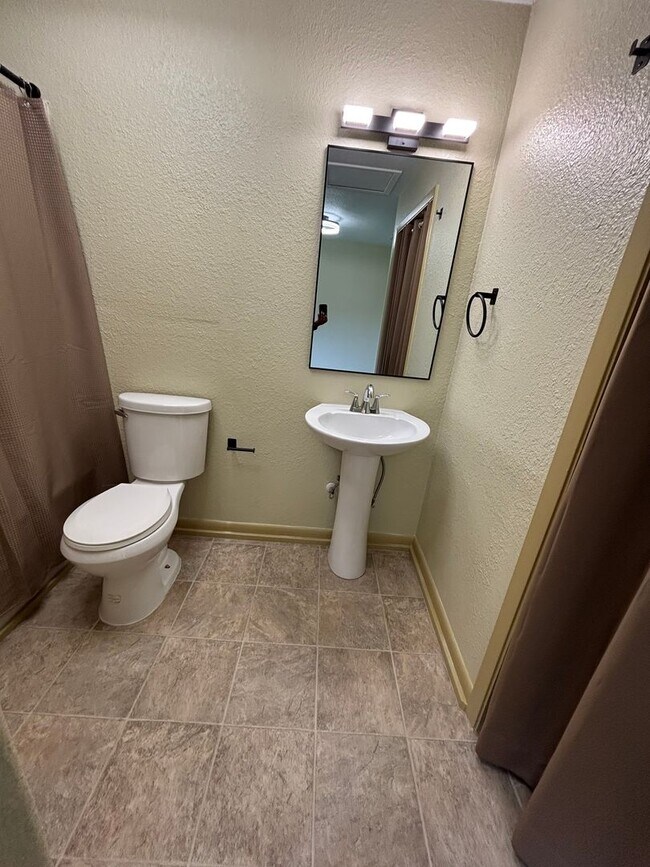Building Photo - Remodeled 2 Bedroom Unit Off of Bert Kouns