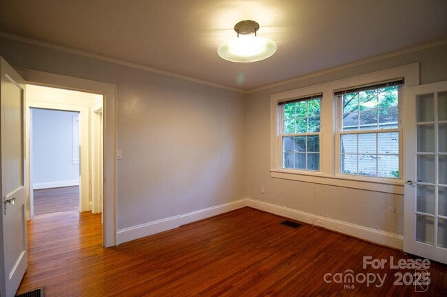 Building Photo - 3400 Eastway Dr