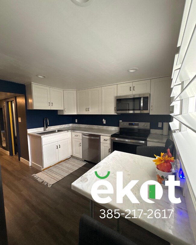 Building Photo - Birtok-500 South-1267