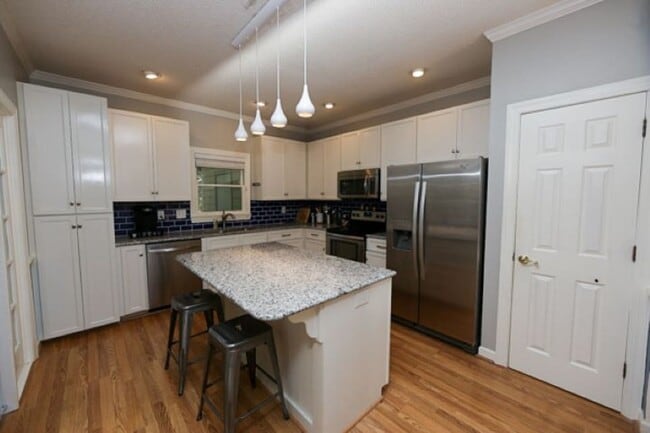 Building Photo - End Unit 3 Bedroom Townhome in Popular Woo...