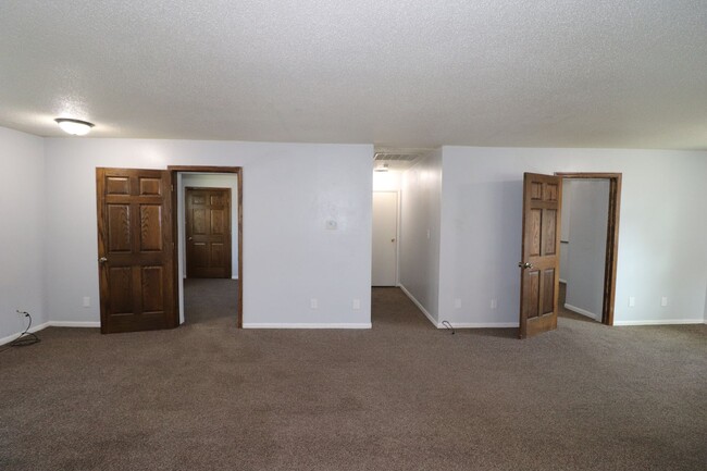 Building Photo - Spacious duplex for rent!