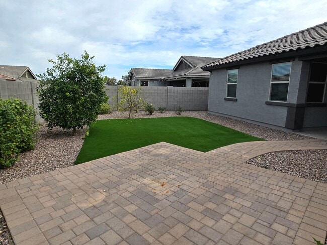 Building Photo - $500 MOVE-IN DISCOUNT - 3-BEDROOM WITH COMMUNITY POOL