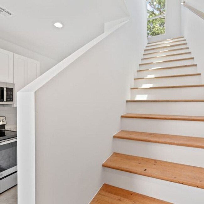 Building Photo - 1 Bed 1.5 Bath Condo Near Campus!