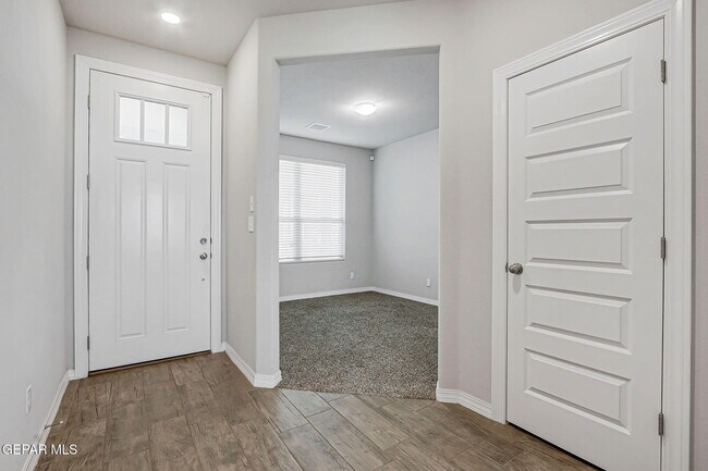 Building Photo - 13130 Oakhampton Ave