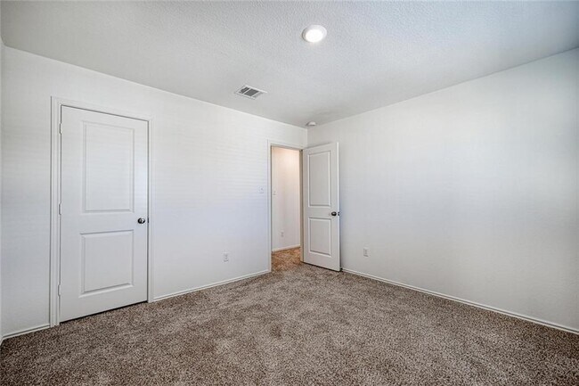 Building Photo - 772 Circle Wy