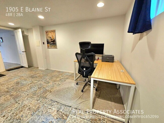 Building Photo - 1905 E Blaine St