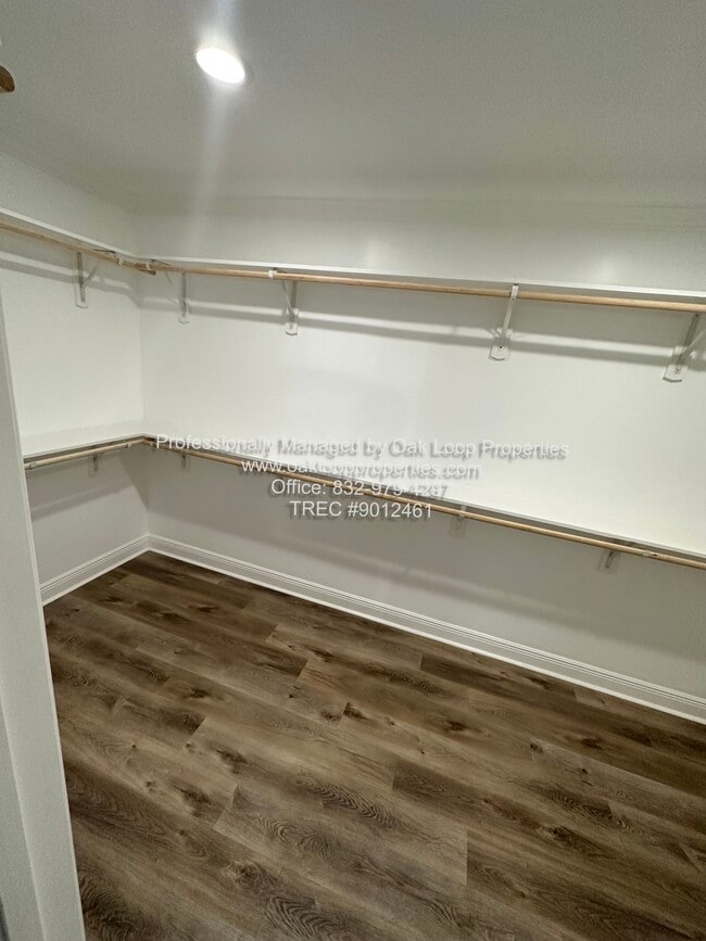 Building Photo - 1404 Des Jardines St