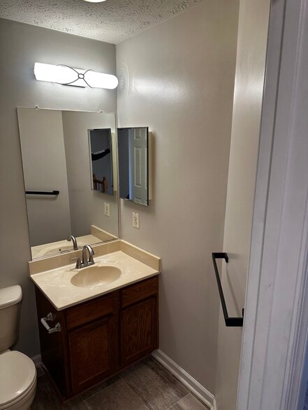Full bathroom - 4675 Harrier Way