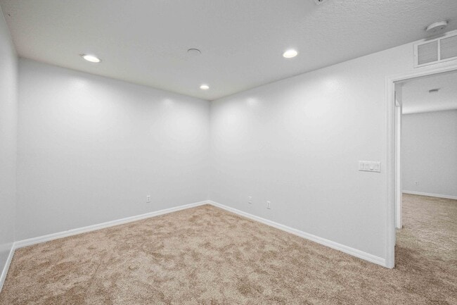 Building Photo - Delightful 2BR, Den /2.5BA Townhouse (Townhomes at Lighthouse Cove)