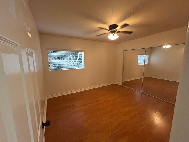 Building Photo - Spacious upper unit ready for immediate mo...