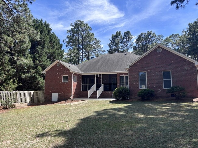 Building Photo - 420 Lake Forest Dr SE