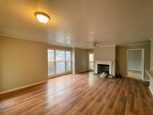 Building Photo - 5001-5007 7 Pine Cir