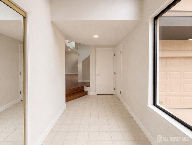 Building Photo - 470 Sayre Dr