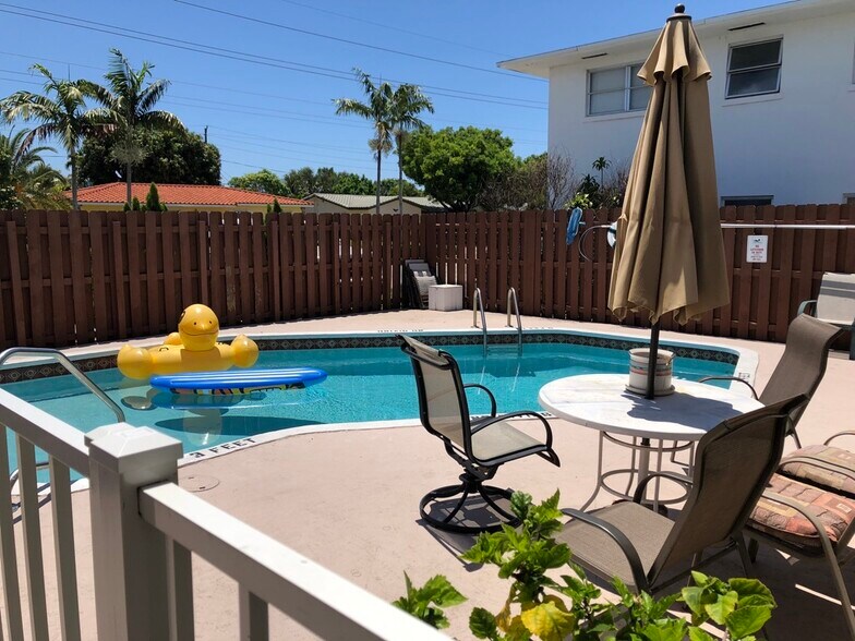 Pool common area 4 units only - 5111 NE 18th Ave