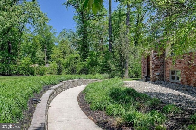 Building Photo - 1127 Winding Dr