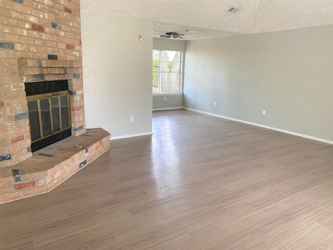 Building Photo - MAKE THE SMART MOVE TO SOMMERALL