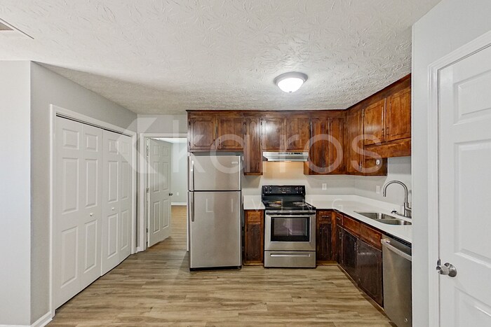 Building Photo - 370 Deer Park Dr