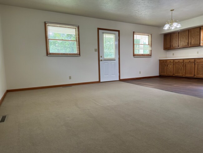 Building Photo - 501 S Apple Rd