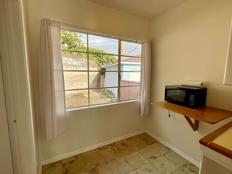 Building Photo - 12505 Manor Dr
