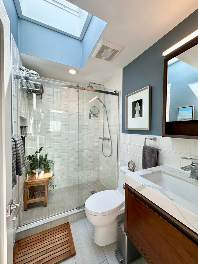 Building Photo - Modern & Bright 3BR/2BA Single-Family Home...