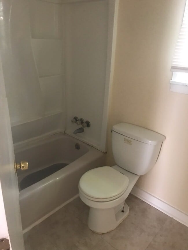 Building Photo - 619 E Solomon St