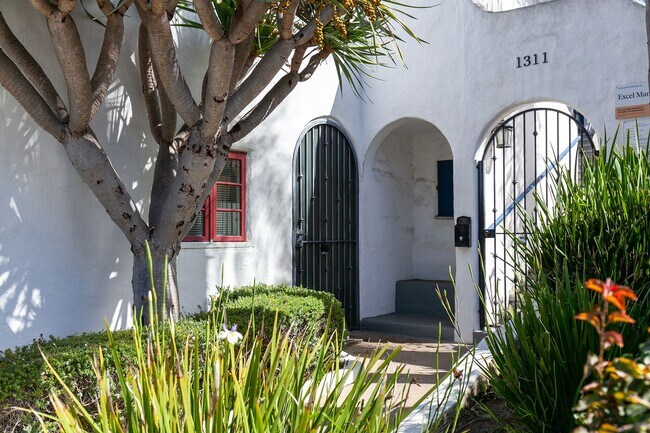 Building Photo - Charming comfy Studio in La Jolla Village!