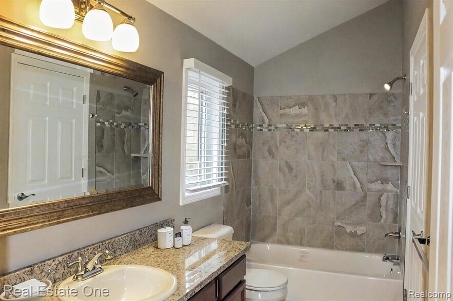 Building Photo - 121 N North Shore Dr