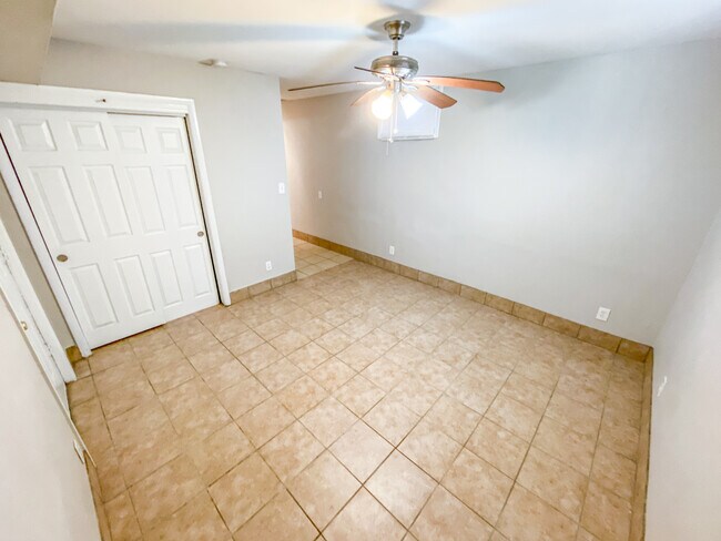 Interior Photo - z-103125-Charlotte Square - 3330-3368 Charlotte
