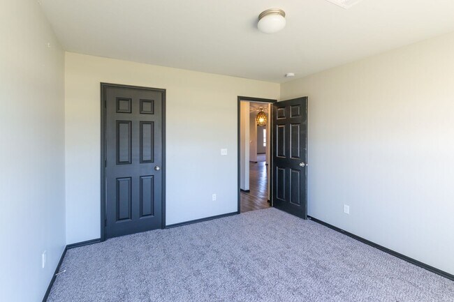 Building Photo - Beautiful 4 Bed 2 Bath in the Heart of Noble!