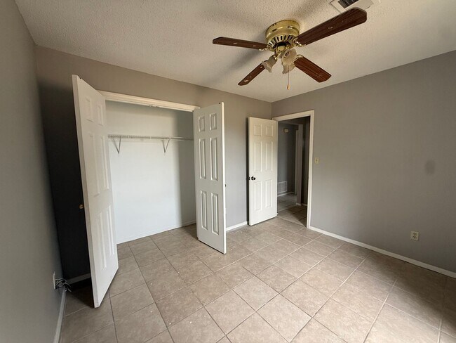 Building Photo - 104 Orange Dr