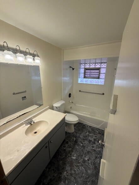 Building Photo - 13825 S Stewart Ave