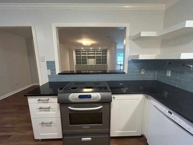 Building Photo - 4-Bedroom Gem Near Downtown Huntsville – N...