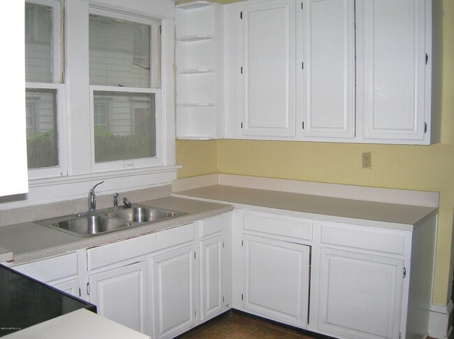 Building Photo - 2250 Myra St