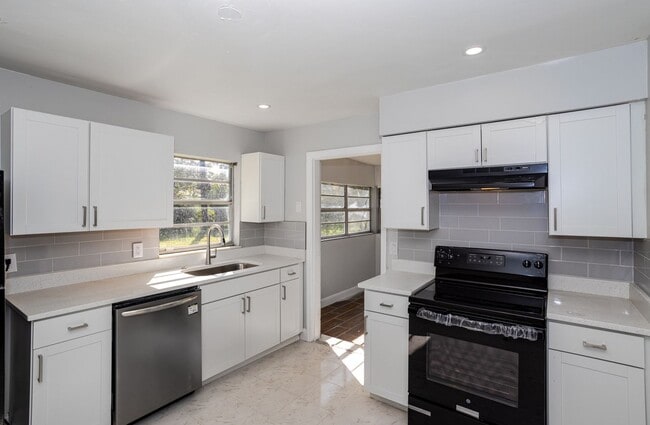 Building Photo - Very Cute Two Bedroom Single Family Home - Now Available