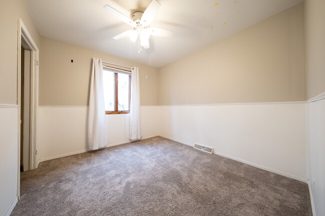 Building Photo - 1410 Juneau Ln N