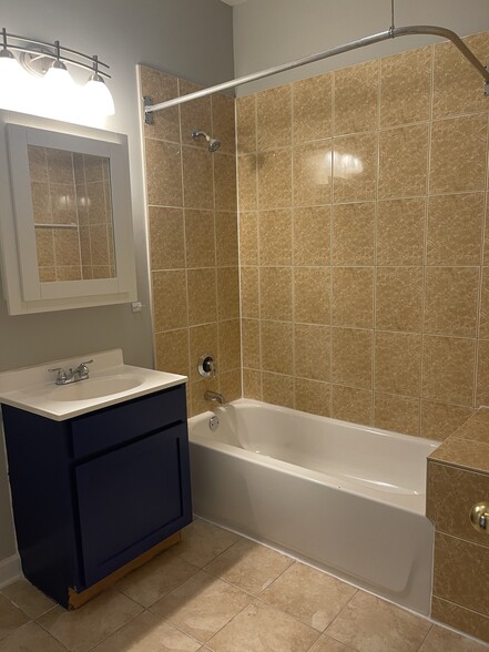 Large Bath #3 - 6201 S Champlain Ave