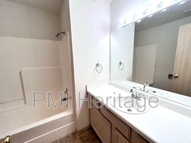 Building Photo - 884 N Daisy Ln