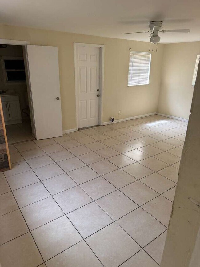 Building Photo - 1736 Lauderdale Manor Dr