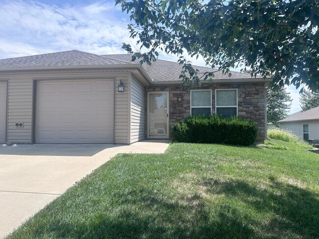 Building Photo - 108 SE Rose Garden Ln