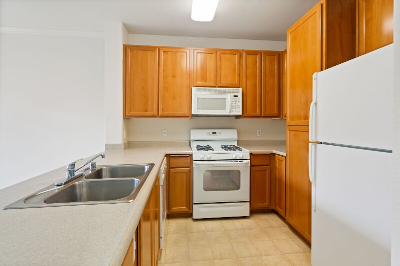 Building Photo - 5201 Laguna Oaks Dr